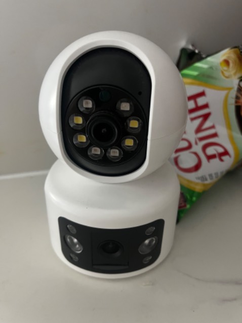 nhỏ gọn có kèm đủ ốc sạc với đế gắn tường, giá phải chăng. chủ yếu chất lương độ nét cũng ok la. cảm ơn shop, tôi sẽ ủng hộ