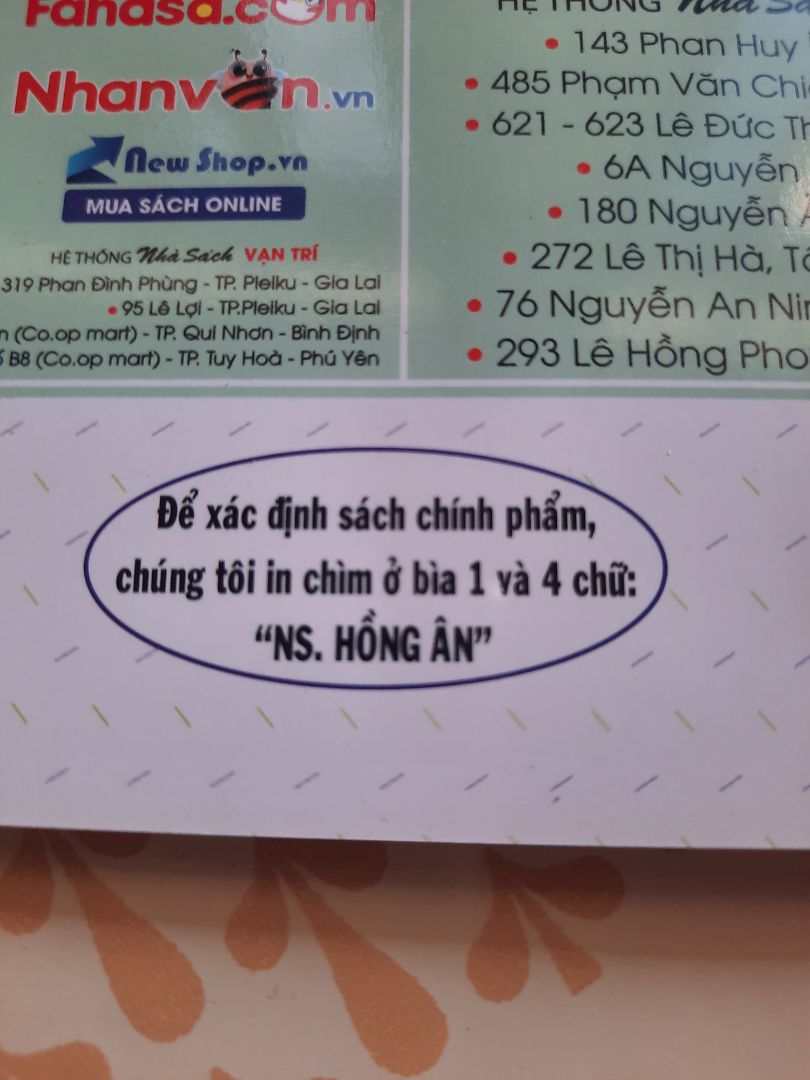 Nhà sách cẩn thận ghi : Để xác định sách chính phẩm ,chúng tôi in chìm ở bìa 1 và 4 chữ : NS. HỒNG ÂN . Nhưng T mua 2 cuốn thì 1 cuốn đúng là có chữ, cuốn còn lại  không có chữ ( Xem ảnh ) . Nhà sách cần truy vết xem cơ sở nào in lậu hoặc đánh cắp thương hiệu nhé !