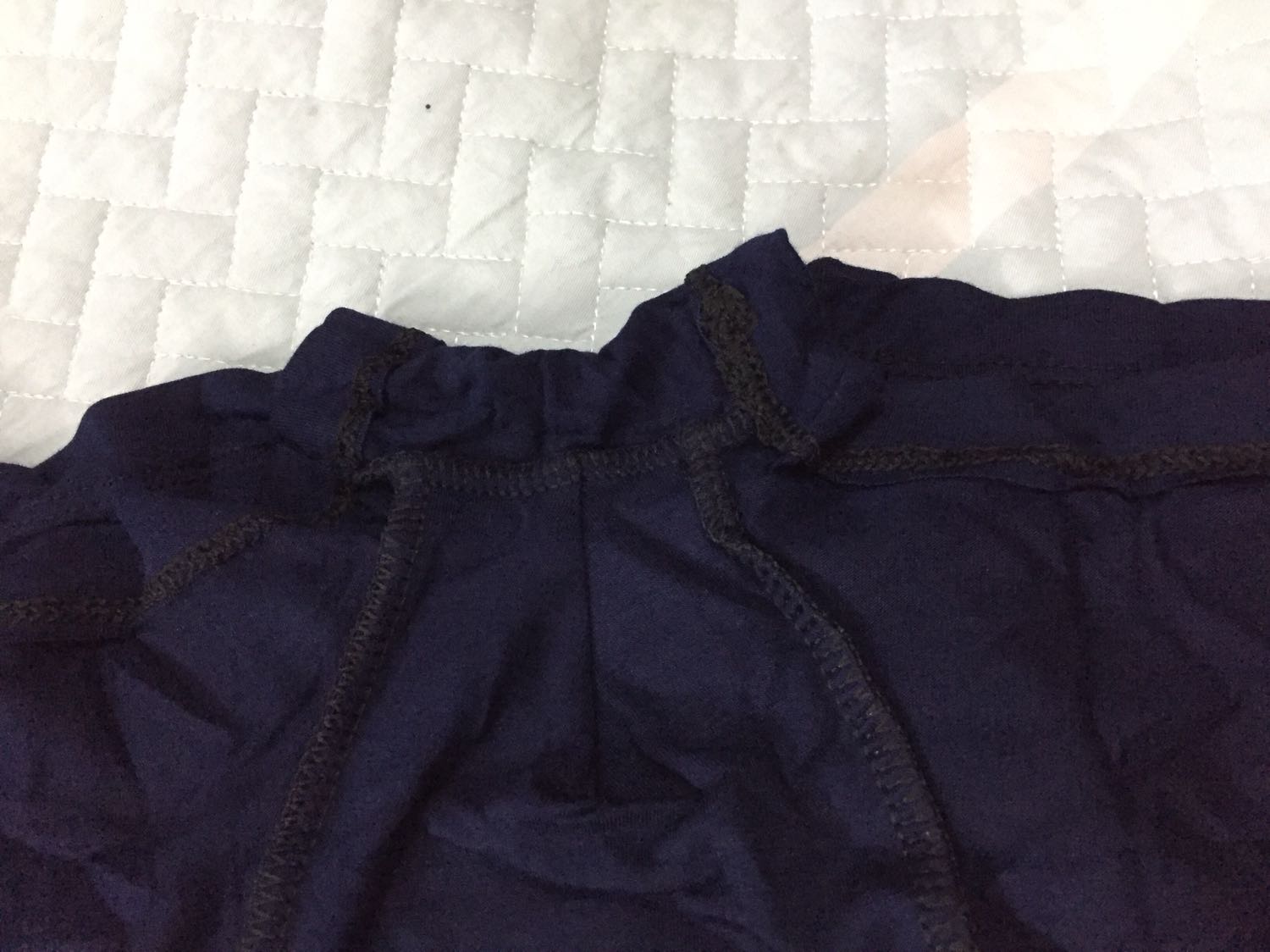 Mình mới nhận hàng hôm qua, thấy hơi thất vọng. Mình kg rành về vải nên không biết có đúng vải lụa như quảng cáo kg. Nhưng đường may rất ẩu. Hàng xuất Nhật gì mà đường may đứt quãng, chồng chéo, hai loại chỉ may, như bị thiếu chỉ phải nối thêm. Còn bị đùn chỉ thành cục nữa.