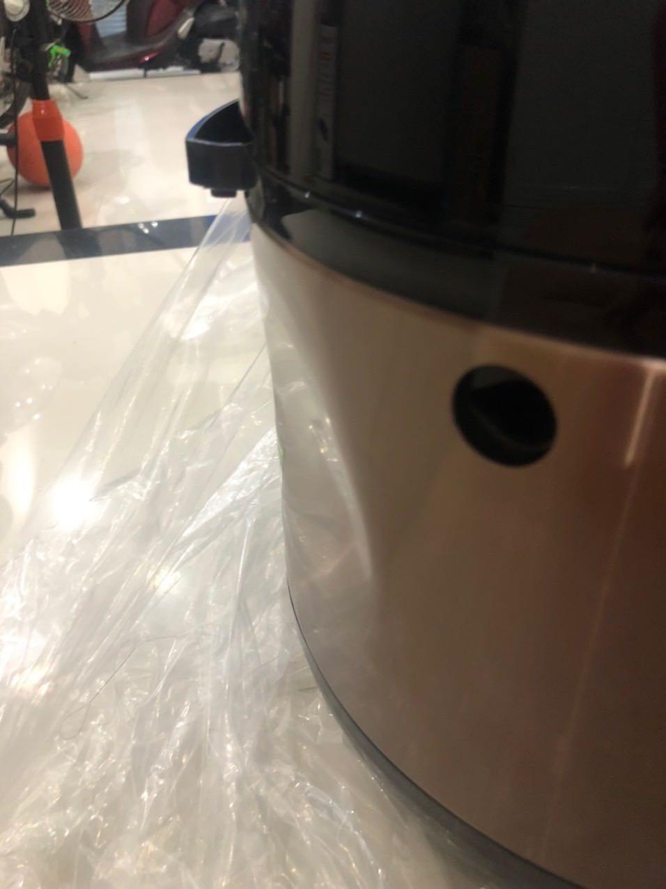 Nồi bị móp vậy phải làm sao để đc đổi hàng vậy shop ơi. Nhân viên giao hàng quá chán