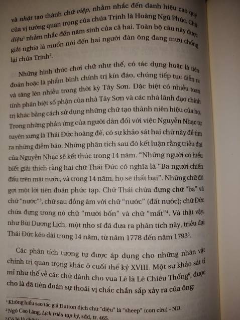 Câu gốc giải nghĩa chữ Thái Đức theo chiết tự chữ Hán: "tam nhân tranh nhất thuỷ, thập tứ niên nhi vong"; nghĩa là ba người tranh nhau một nước, mười bốn năm thì mất. Câu này ám chỉ sự bất hoà của ba anh em Tây Sơn và nhà Tây Sơn được đúng 14 năm thì mất như câu tiên đoán này. Chữ Thái 泰 chiết tự ra gồm chữ tam nhân 三人 và chữ thuỷ 水 ở dưới; chữ Đức德 gồm chữ thập tứ 十四 và chữ vong 忘.
Tác giả dịch thành: Three people fight over water in the beginning, 14 years and they will be lost.
Bản dịch tiếng Việt lại thành: ba người chiến đấu trên mặt nước, và trong 14 năm , họ sẽ thất bại.
Tác giả dịch đúng và có chú thích nguồn tài liệu nhưng người dịch thiếu kiến thức cũng không tra lại tài liệu gốc; dịch ra một câu vô cùng khó hiểu. Sách được dịch quá nhiều lỗi sai thể hiện rõ trình độ yếu kém cũng như cách làm việc cẩu thả của người dịch,