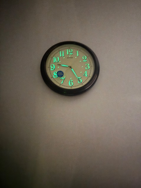 Đồng hồ treo tường thương hiệu Rhythm với thiết kế cổ điển.

	1.	Mặt số rõ ràng, dễ nhìn: Các con số được in lớn, giúp dễ dàng quan sát từ xa.
	2.	Dạ quang trên số và kim: Đồng hồ có chức năng phát sáng trong bóng tối, giúp người dùng nhìn giờ dễ dàng vào ban đêm.