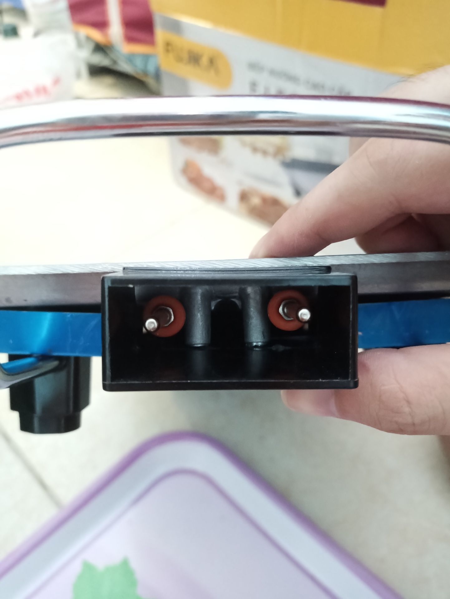 chốt cắm bị kênh hẳn 1 bên không tài nào cắm được dây. Hàng lỗi.
update: Sau một hồi hì hục thì đã cắm được dây ạ. Bếp nóng nhanh có chế độ tự động tắt bật theo nhiệt độ, nhưng vì lắp ráp hơi ẩu nên rate 4 sao ạ.