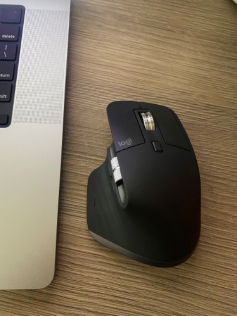 Chuột rất xịn, tương thích với macosx ngon lành. Hơi to nếu nữ sử dụng không tiện, phím srool dùng trên macosx không được mượt.