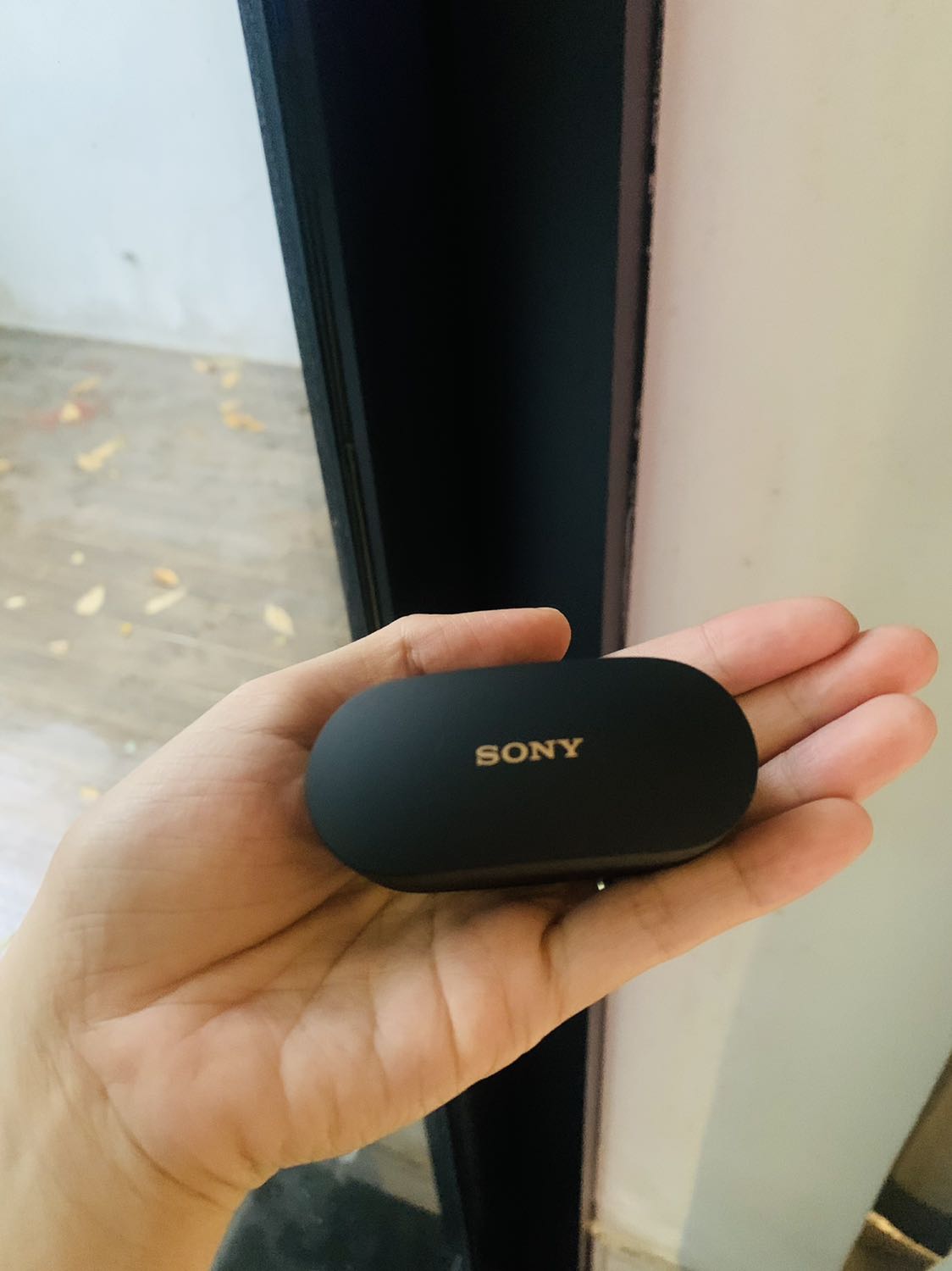 Tai nghe sony thì khỏi bàn về chất lượng rồi hen. Mình thấy review nút to bị rớt (default là size M), mình đổi qua size S, rất vừa tai mình. Sản phẩm kết nối nhanh, bỏ qua bước bấm như tai có dây cũ của mình. Mình rất thích.