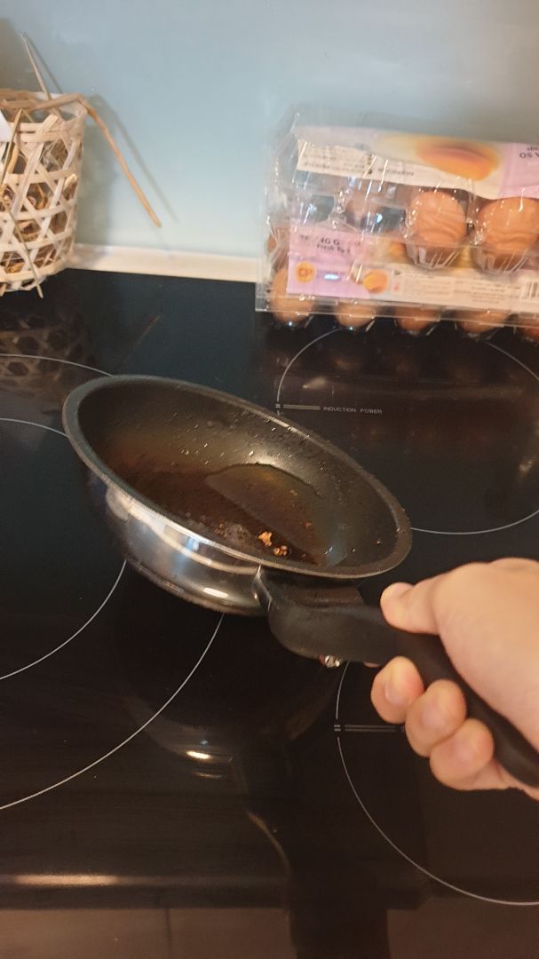 mua cái thứ 2 vì quá mê. phù hợp va gia đình 2 ng, nấu ăn ít. chống dính tốt, truyền nhiệt nhanh, tiết kiệm điện. ảnh là hàng đã dùng (chưa rửa)