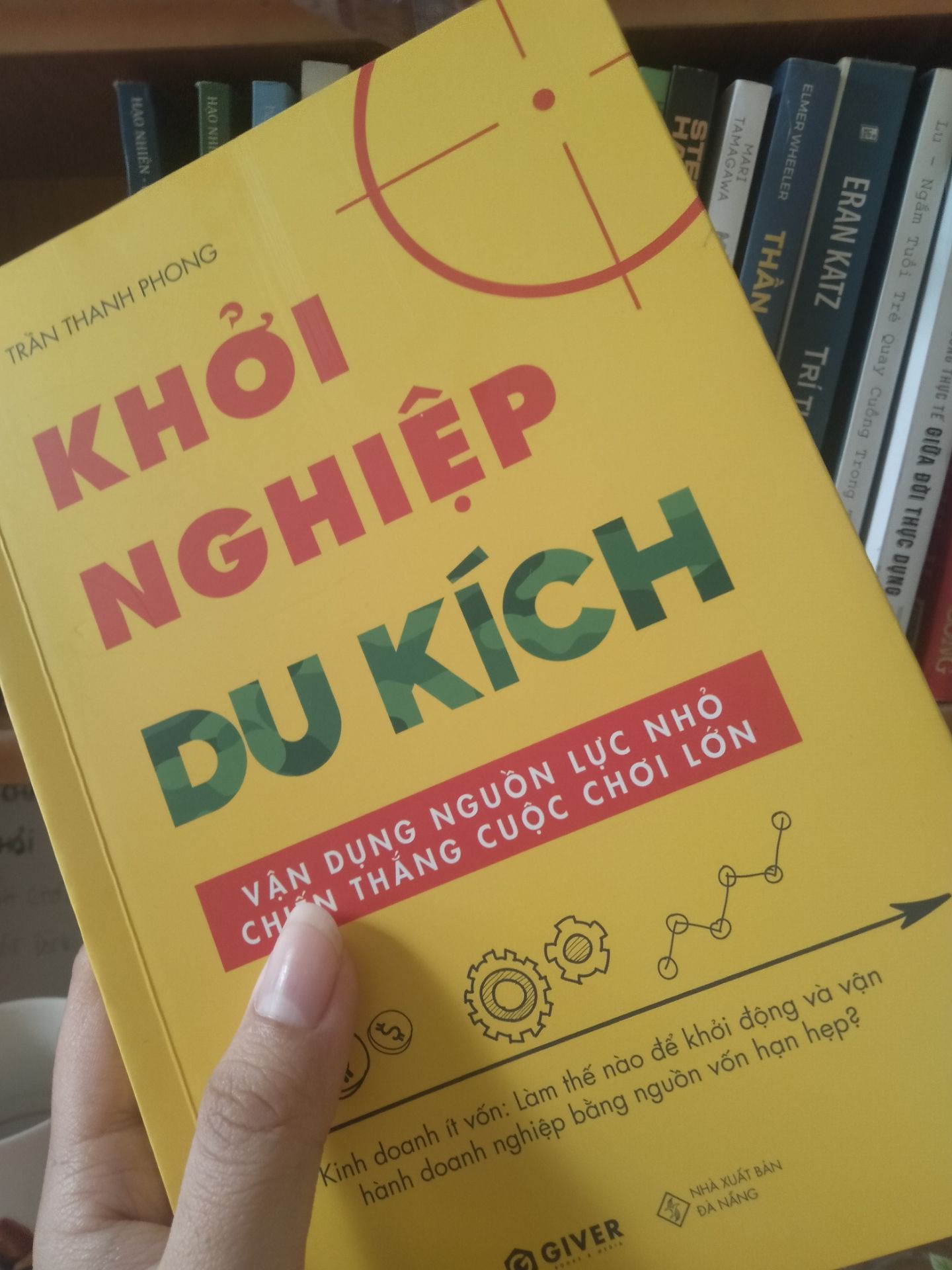 Mình vừa đọc xong quyển Khởi nghiệp bán lẻ của anh Phong, và cảm nhận ngay chương đầu là nó hay ngoài sức tưởng tượng của mình. Cách tạo lập một cửa hàng bán lẻ ra sao, săn mặt bằng thế nào, cách deal giá mặt bằng với chủ; ti tỉ những thứ liên quan đến việc sửa lại mặt bằng kinh doanh sao cho phụ hợp với mặt hàng mình bán. Cùng theo đó là các bí quyết kinh doanh thực chiến của anh. Vậy nên mình mới quyết định mua quyển sách này. Mặc dù chưa đọc hết nhưng mình vẫn muốn lên review lại để tìm hiểu sâu hơn về sự nghiệp kinh doanh của anh Phong lẫn những khóa học của anh.
Một lần nữa, xin cảm ơn anh!