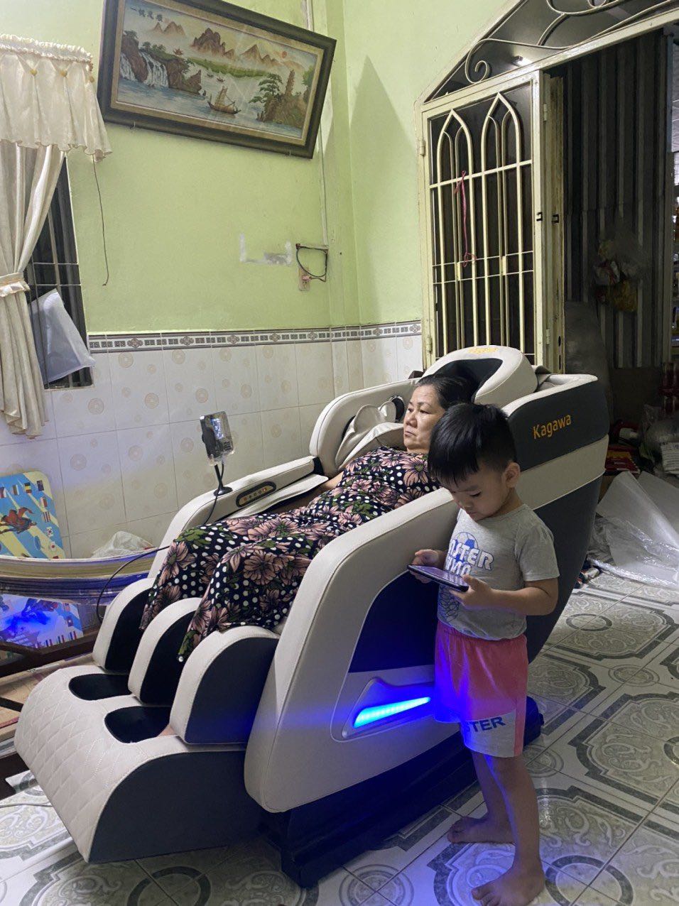 Ghế đẹp như mô tả. mình cũng đã tìm hiểu các dòng ghế 3D của những hãng khác r thì em này là ổn áp nhất. So với giá tiền mà mua được chiếc ghế massage như thế này là quá ổn áp rùi đó mọi người. 
Khung ghế khá to và chăc chắn. Massage êm, mẹ mình rất thích. có quà tặng kèm theo.