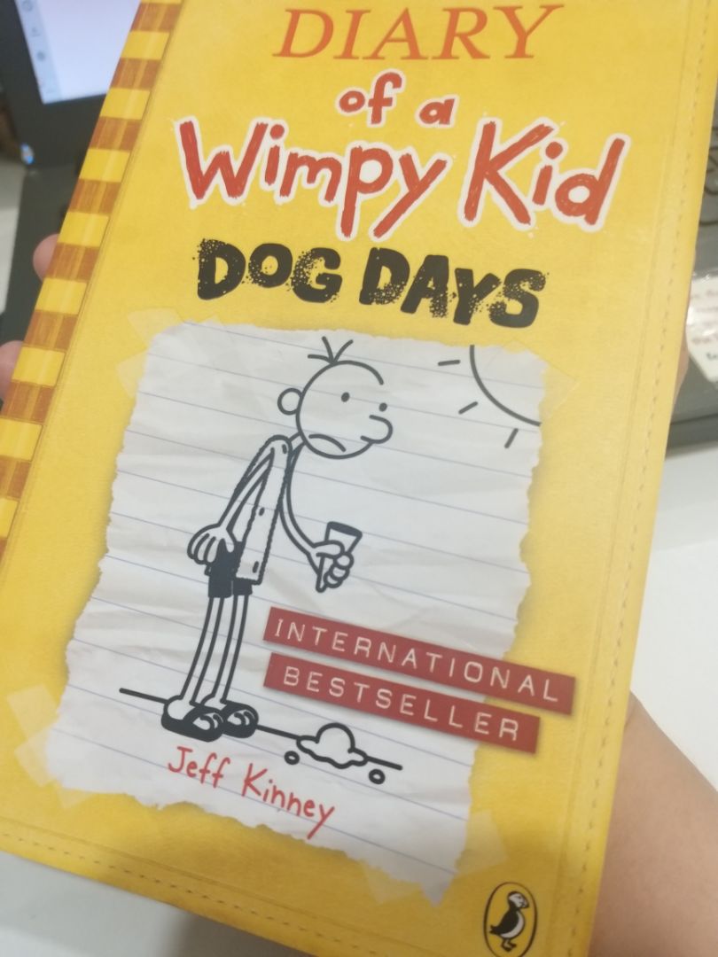 Sách được đóng gói cẩn thận và đẹp. Chất lượng sách tốt. Nội dung thì không còn gì để bàn cãi, bao vui tươi 😄