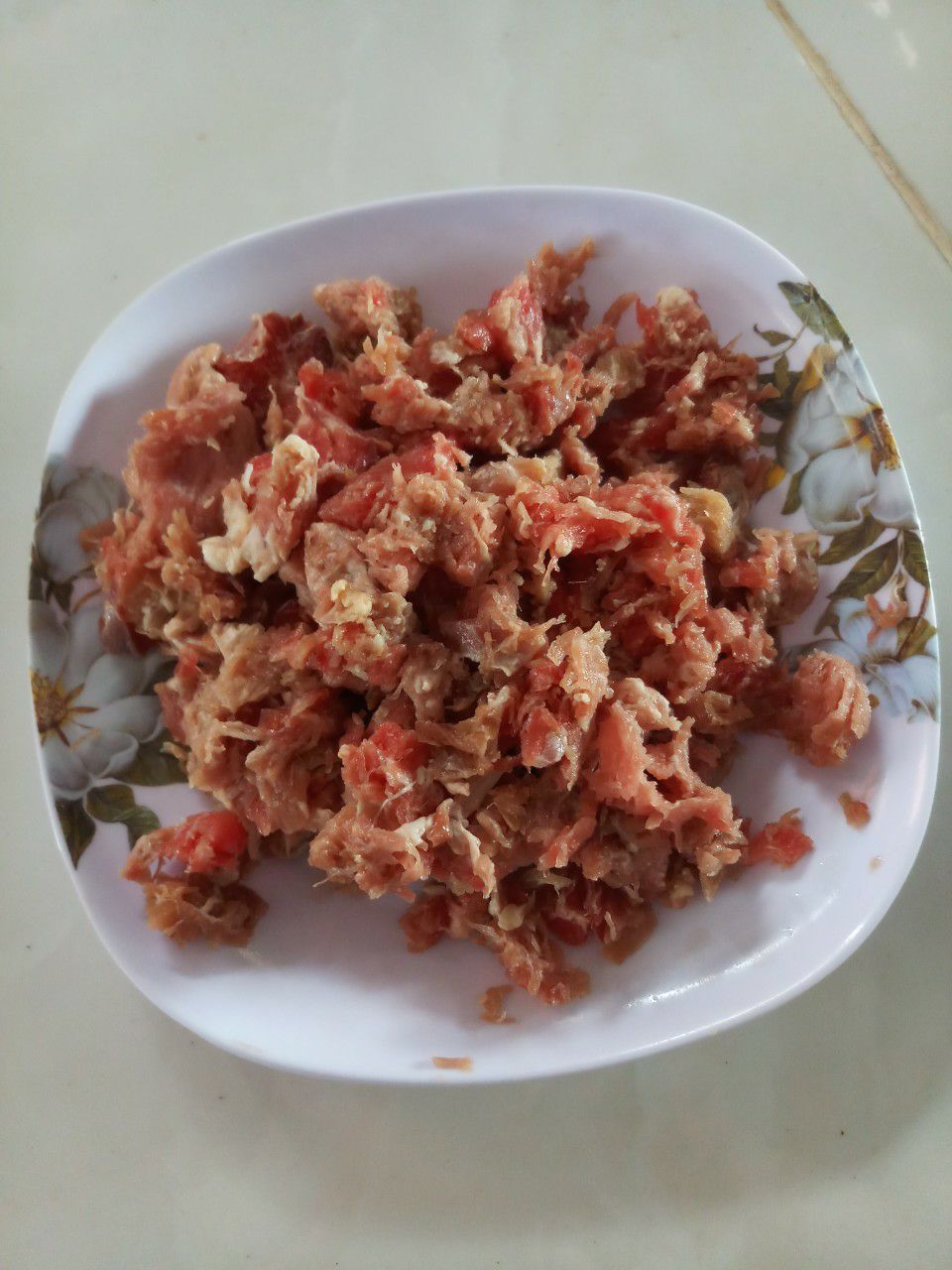 Sản phâmt nhận nhìn về ngoại quan rất ok, nhưng phần lưỡi xay lại không bén, người nhà mình lấy thịt xay thì chỉ ra dăm thịt nhìn không khác gì lúc cho phẩn thịt đã cắt vào là mấy, công suất xay lớn nhưng lại không xay bằng máy xay công suất chưa được 500W chỉ vì lưỡi xay bị cùn, không bén ;(((
Nhận hàng rất nhanh dù địa chỉ nhận ở tỉnh