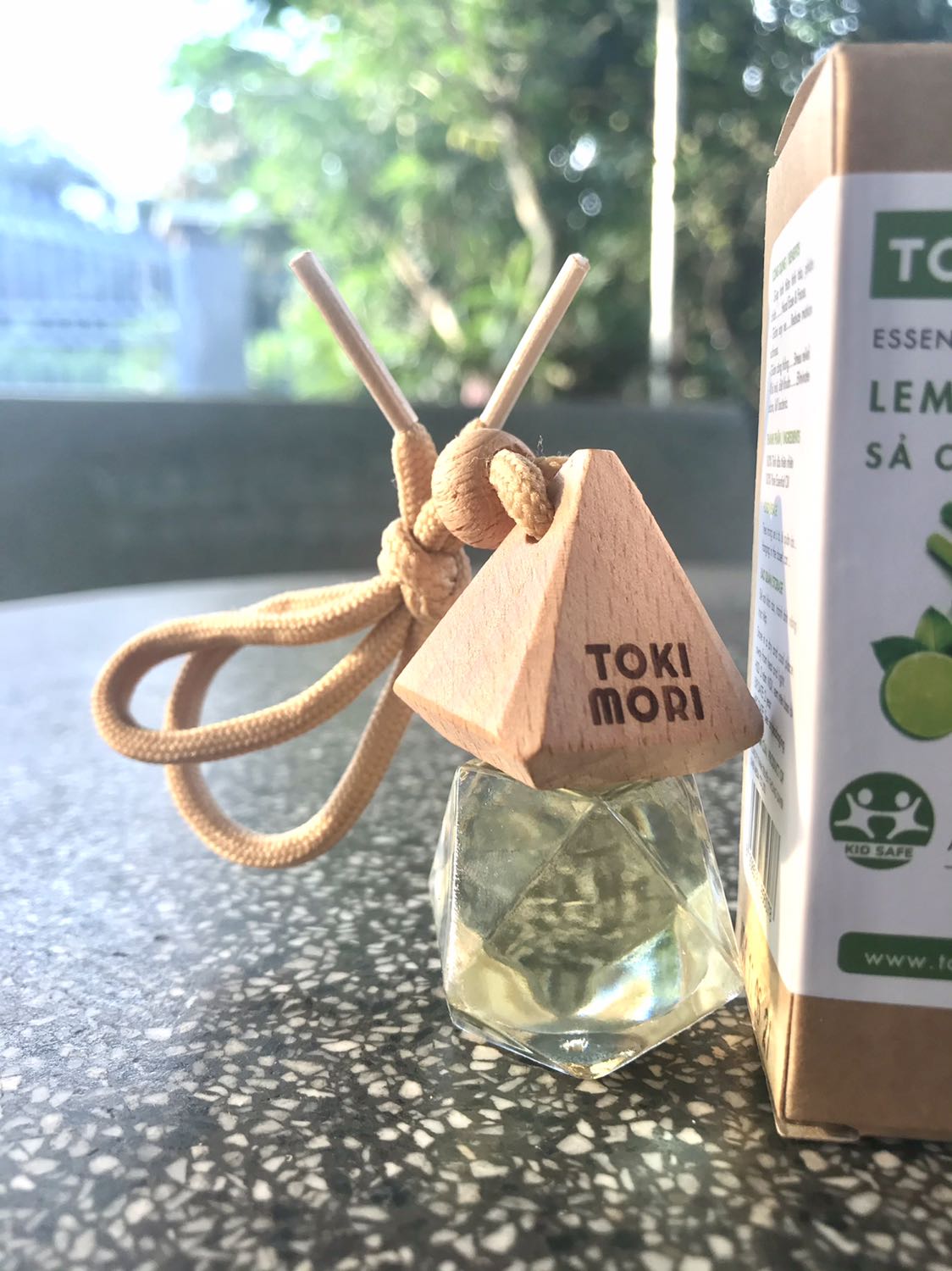 Mùi sả chanh treo xe nhưng mình không có xe, mình treo phòng, treo nhà bếp. Hihi. Mùi  toả hương rất lâu, giá cả rất phù hợp.