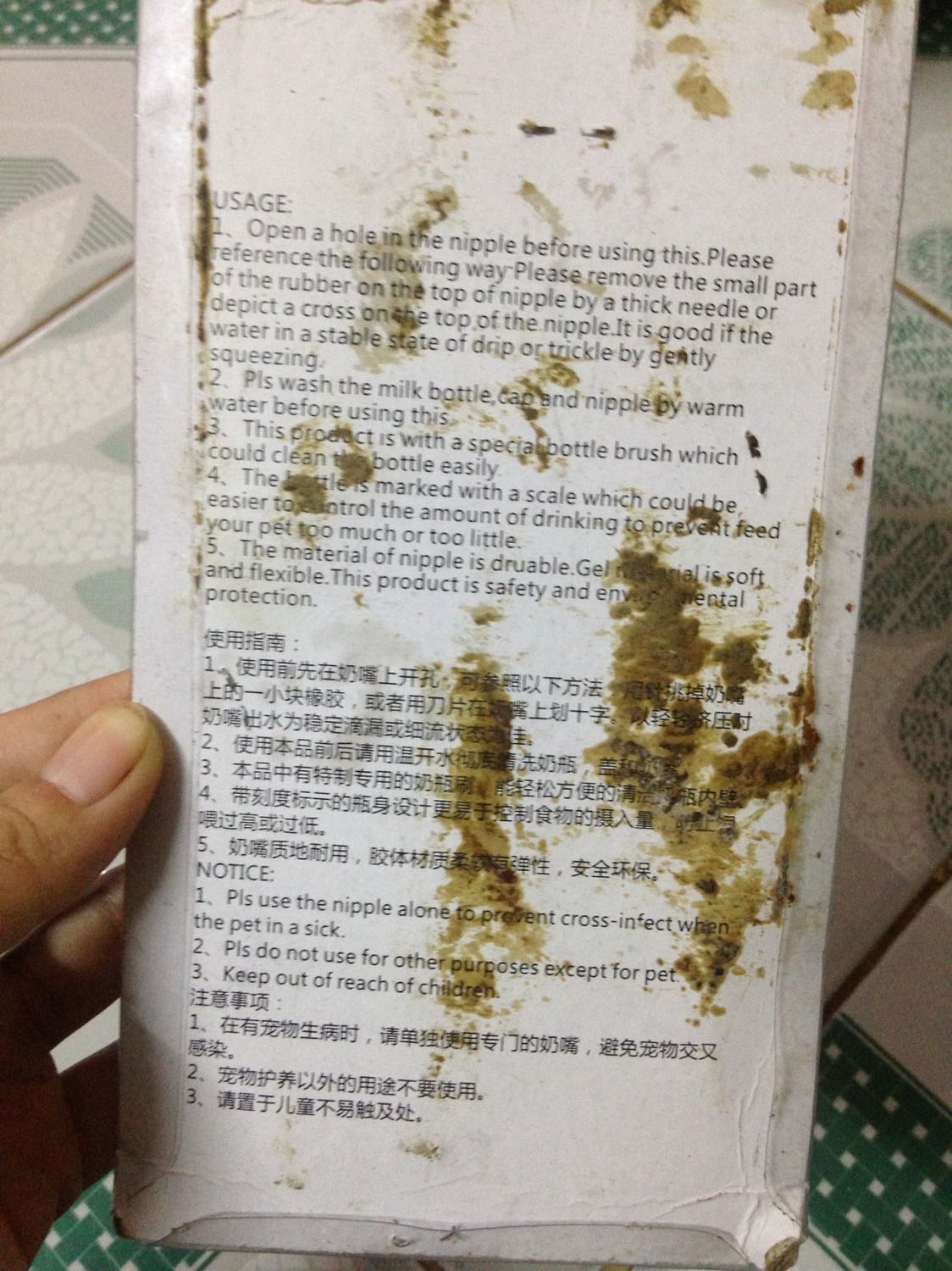 Giao hàng thì giống mà sao dơ vậy trời. Cứ như vất đâu xó nào từ thời chiến quốc ...đã vậy còn hôi hôi . Sợ quá đi mất