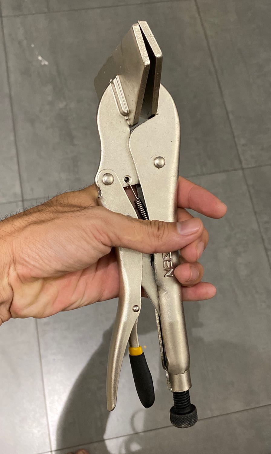 Sp cứng cáp, tốt! Căng bạt hiệu quả nhờ có cái kìm này.