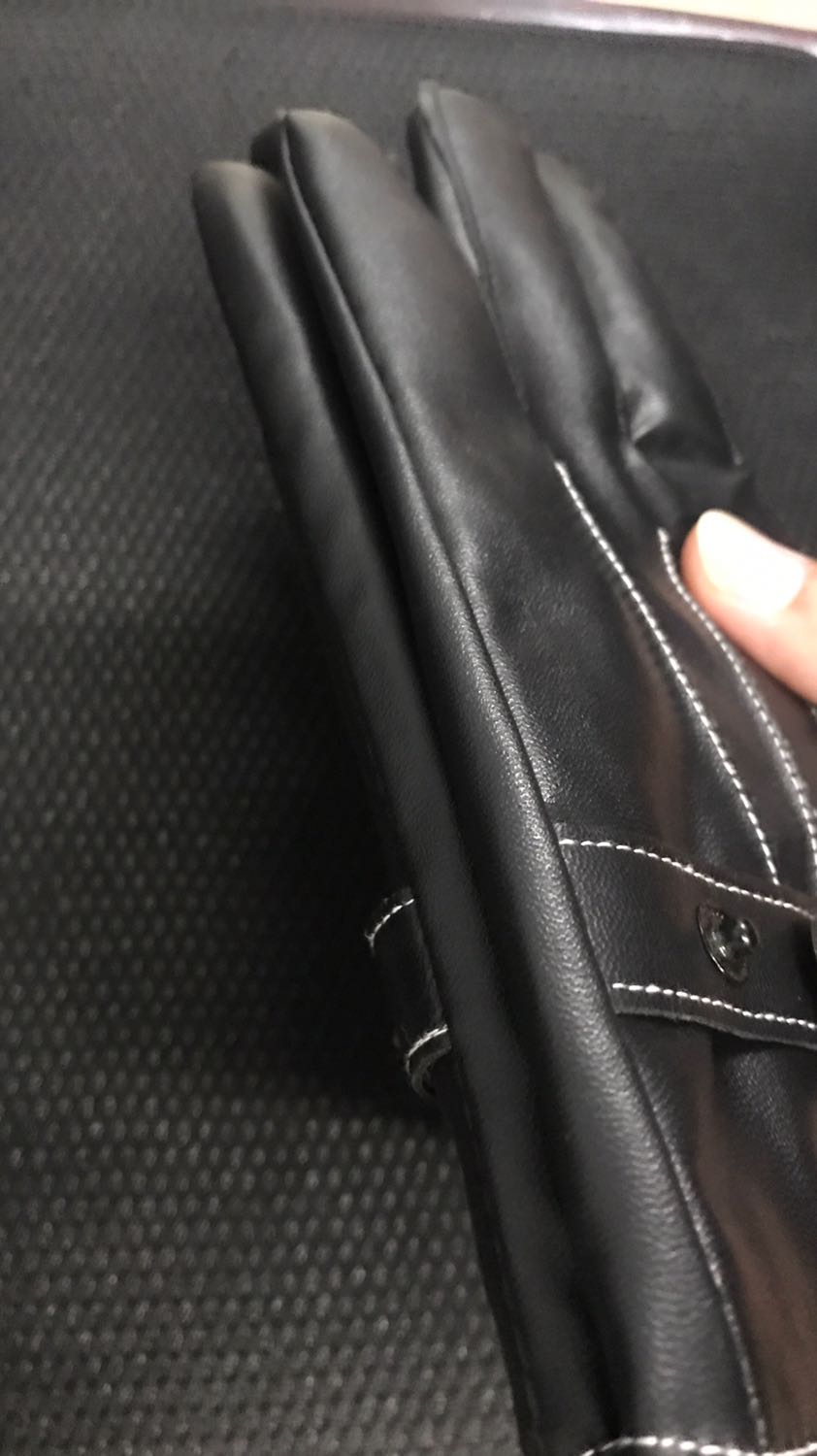 Găng tay đẹp. Da mềm mại có lớp nỉ lông bên trong đeo ấm tay ghê luôn. Găng tay da nên trời có mưa phùn mưa nhỏ cũng tự tin chạy xe. Còn khoản cảm ứng điện thoại thì quá là ok luôn. Sản phẩm tốt. Ủng hộ shop. 5 sao nè.