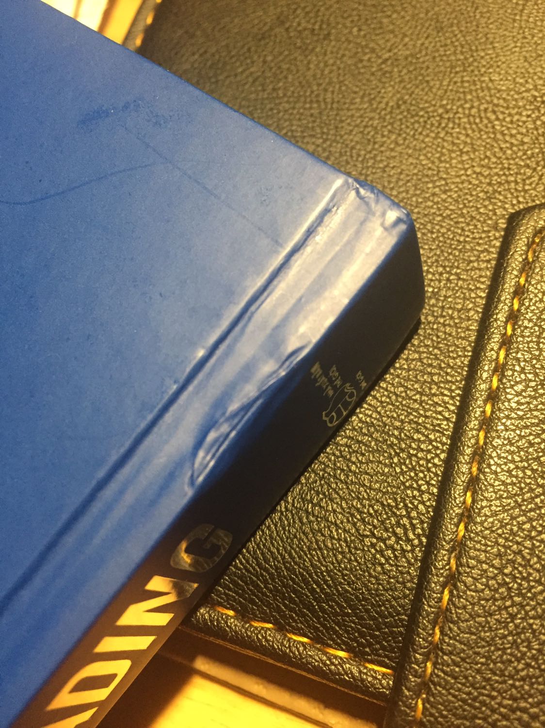 Giao sách ẩu để móp bìa sách, đây là lần thứ 3 sách nhận bị móp, nhưng hai lần trước mình thông cảm, lần này mới nói. Người thích đọc sách thì ngoài nội dung ra hình thức quyển sách cũng rất quan trọng, mong tiki kĩ hơn trong khâu giao hàng.