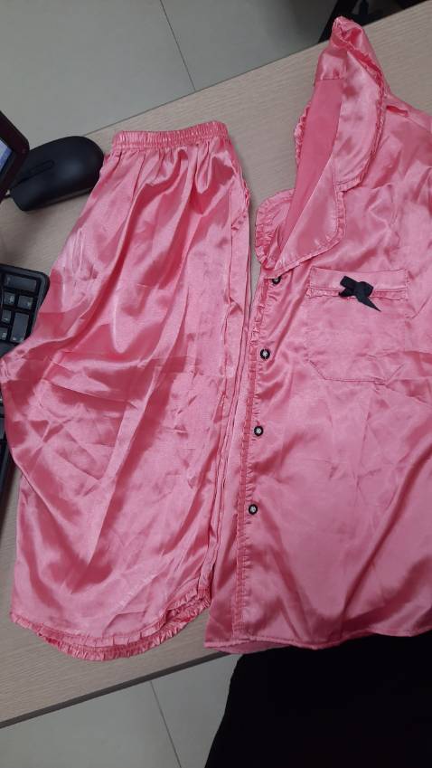 Hàng gửi mẫu không giống như thông tin cung cấp và có vết ố . Đề nghị giao lại hàng theo đúng quảng cáo.