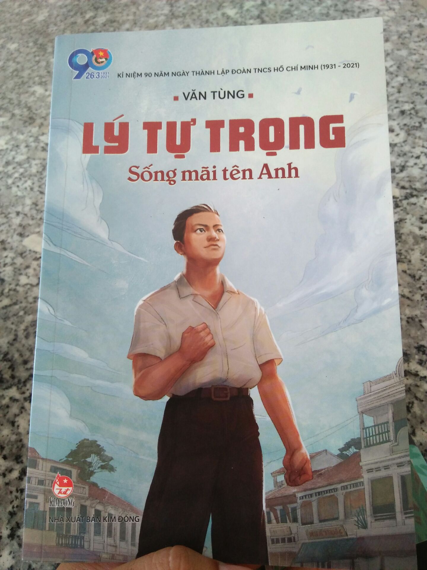 Mới nhận hàng tức thì từ nhân viên Tiki. Anh Tiki không lạ gì vì khách hàng ruột của ảnh, hihi. 
Thật sự cuối tháng nên chưa đủ tiền mua đầy đủ seri sách về gương mặt anh hùng - những đoàn viên ưu tú Việt Nam kháng chiến chống Mỹ cứu nước nên những cuốn còn lại giữa tháng 5/2021 mình sẽ mua đủ.