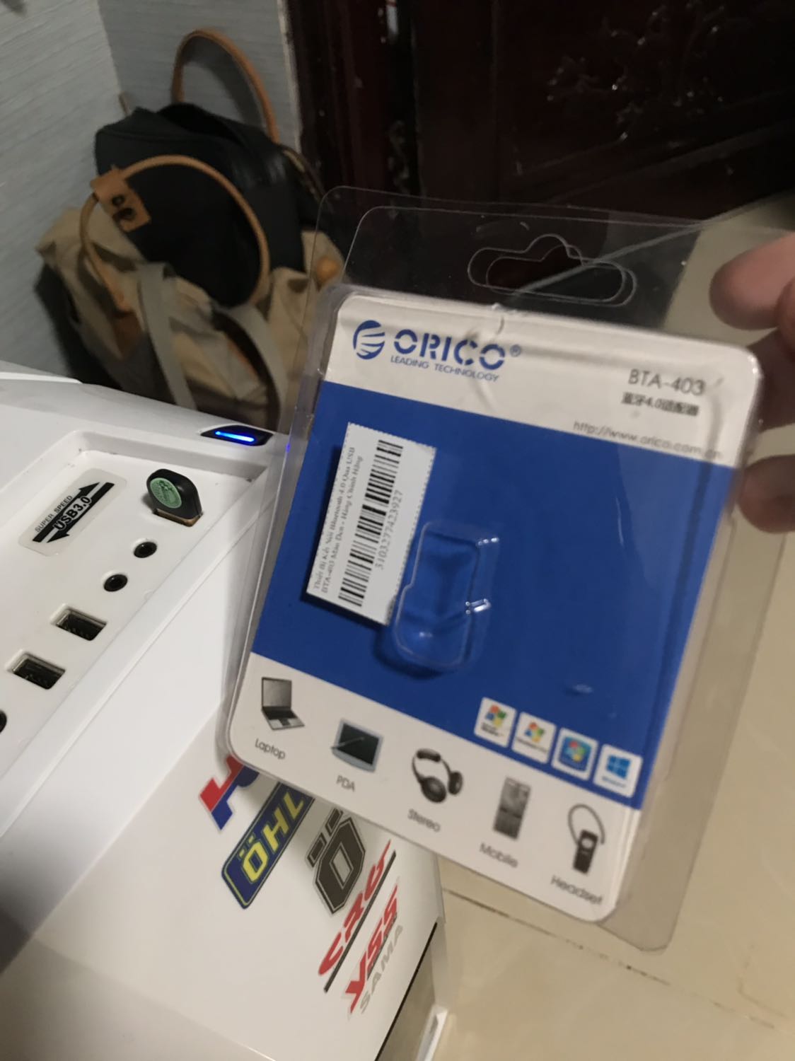 Mình vừa mua sản phẩm, cắm vào máy tính thì máy có bluetooth. Nhưng khi tìm kiếm và ghép đôi với thiết bị khác thì lại không được. Mình đã thử ghép với loa, điện thoại, laptop nhưng không có thiết bị nào ghép thành công cả. Cắm vào máy tính thì usb hiển thị tai nghe bluetooth tên dongle gì đó như hình.