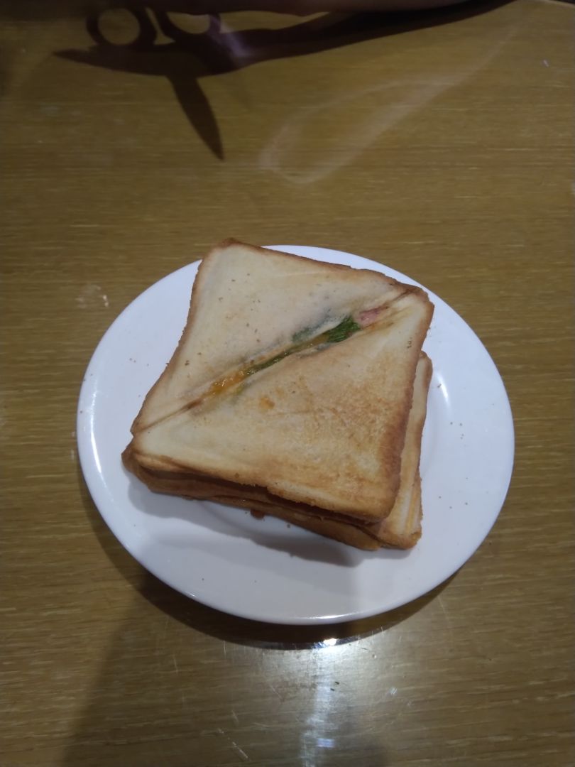 Máy sử dụng thanh nhiệt như hình nên lưu ý khi lần đầu cắm máy khử mùi nhựa ko nên cắm lâu quá có thể chảy nhựa bên ngoài. Cắm cho nóng đỏ sau đó ngắt điện và úp lại cho bay mùi nhựa, làm vài lần liên tiếp. 
Khi nướng mặt dưới thường nóng hơn, máy cũng ko có hẹn giờ nên cần kiểm tra thường xuyên.
Máy phù hợp nướng bánh mỳ kẹp hoặc các món ko quá lâu