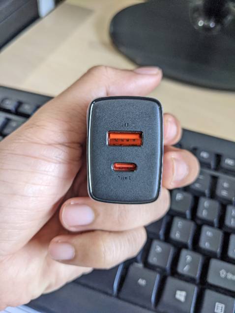 Củ sạc chính hãng, còn nguyên seal, sạc nhanh QC, có hỗ trợ Power Delivery, sạc rất ok luôn, sạc nhanh cho cả iphone và android, ngon hơn mấy cục chính hãng kèm theo máy nhiều, khuyên mọi người nên mua, mình mua giá 225, giảm 5k còn 220, ship tikinow giao nhanh 2h 25k nửa là tổng cộng 245k