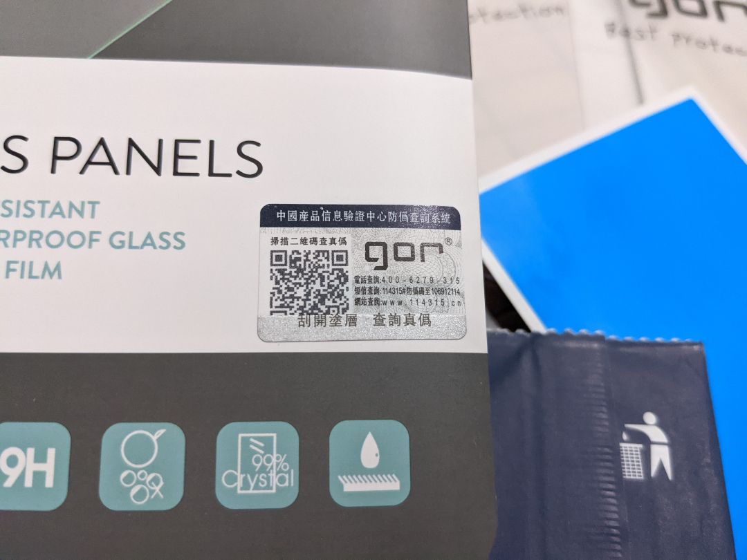 giao hàng nhanh, sản phẩm có hộp bảo vệ cẩn thận, dù vỡ vỏ nhưng tấm dán vẫn ok bên trong, đủ phụ kiện để vệ sinh dán lại