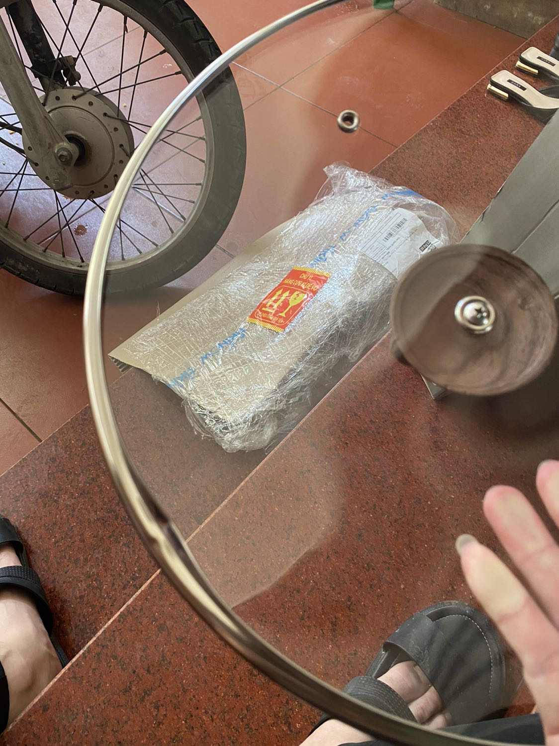 Chảo thì ok. Nhưng đóng gói hơi kém nên vung bị móp méo 1 xíu. Chỗ méo này mình có thể dùng kìm nắn nhẹ nhàng lại được và cũng ko ảnh hưởng gì mấy nên nhận bình thường. Nhưng nghĩ tiki nên đóng gói cẩn thận hơn cho tất cả sản phẩm giao tới tay khách hàng.