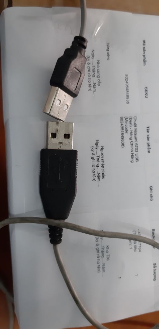 cầm lên và so sánh về tem nhãn, chất liệu nhựa, màu nhựa, chuôi cắm, màu con lăn, cách dán tem, font chữ trên tem thấy hoàn toàn khác biệt, em có cảm giác dream tàu với dream thái vậy, đề nghị Tiki xem lại và giải thích giúp em là hàng thật hay hàng nhái nhé