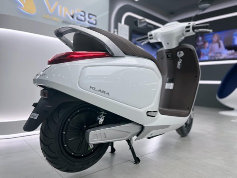 Sự lựa chọn quá hoàn hảo trong thời điểm này 
𝗞𝗟𝗔𝗥𝗔 𝗔𝟮 𝗧𝗥𝗔̆́𝗡𝗚 𝗡𝗚𝗢̣𝗖 𝗧𝗥𝗜𝗡𝗛 🤍🤍
𝗚𝗶𝗮́ 𝗻𝗶𝗲̂𝗺 𝘆𝗲̂́𝘁: 𝟮𝟲.𝟵𝟬𝟬.𝟬𝟬𝟬

- Tốc độ tối đa: 60km / 1h
- Khả năng leo dốc 20% khi chở người 65 kg đạt hiệu suất 9km/ h
- Dung tích cốp 20 lít, có thể chứa 2 mũ bảo hiểm nửa đầu.
- Chìa khóa RF, bao gồm: Nút khóa, nút mở xe, nút tìm xe
- Đạt tiêu chuẩn chống nước cho ắc quy IP67  
- Chế độ bảo hành ắc quy: 1 năm, bảo hành xe: 3 năm

Inbox để được hỗ trợ 
📞 *** Ms. Ngoan 
🎁 Các phần quà hấp dẫn có giá trị lên đến 200k 🎁
——————
Vinfast - Mãnh liệt tinh thần Việt Nam