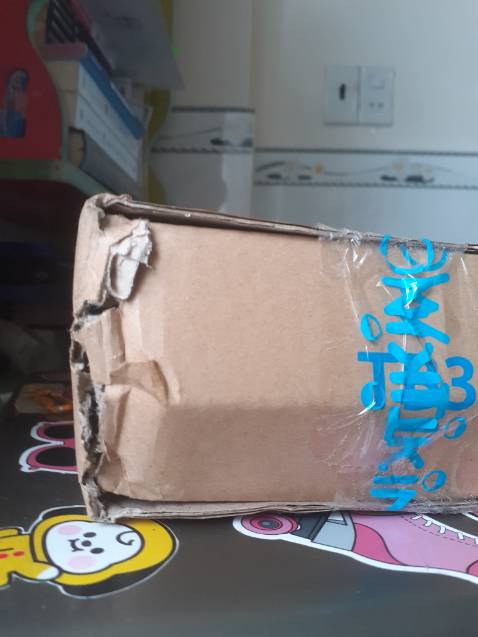 Á á áaaaa, lần này Tiki giao khá nhanh, đặt đêm qua (00:51) hôm nay giao.

Tuy nhiên, giao hơi ẩu và có nhầm lẫn nhỏ.

Sách này mình thấy nhiều người review là nhẹ nhàng và hay, hơn nữa khâu dịch cũng được đánh giá cao nên mới hốt về, bấy lâu nay gặm phải mấy nhà dịch tệ hơi khổ rồi (≡^∇^≡).