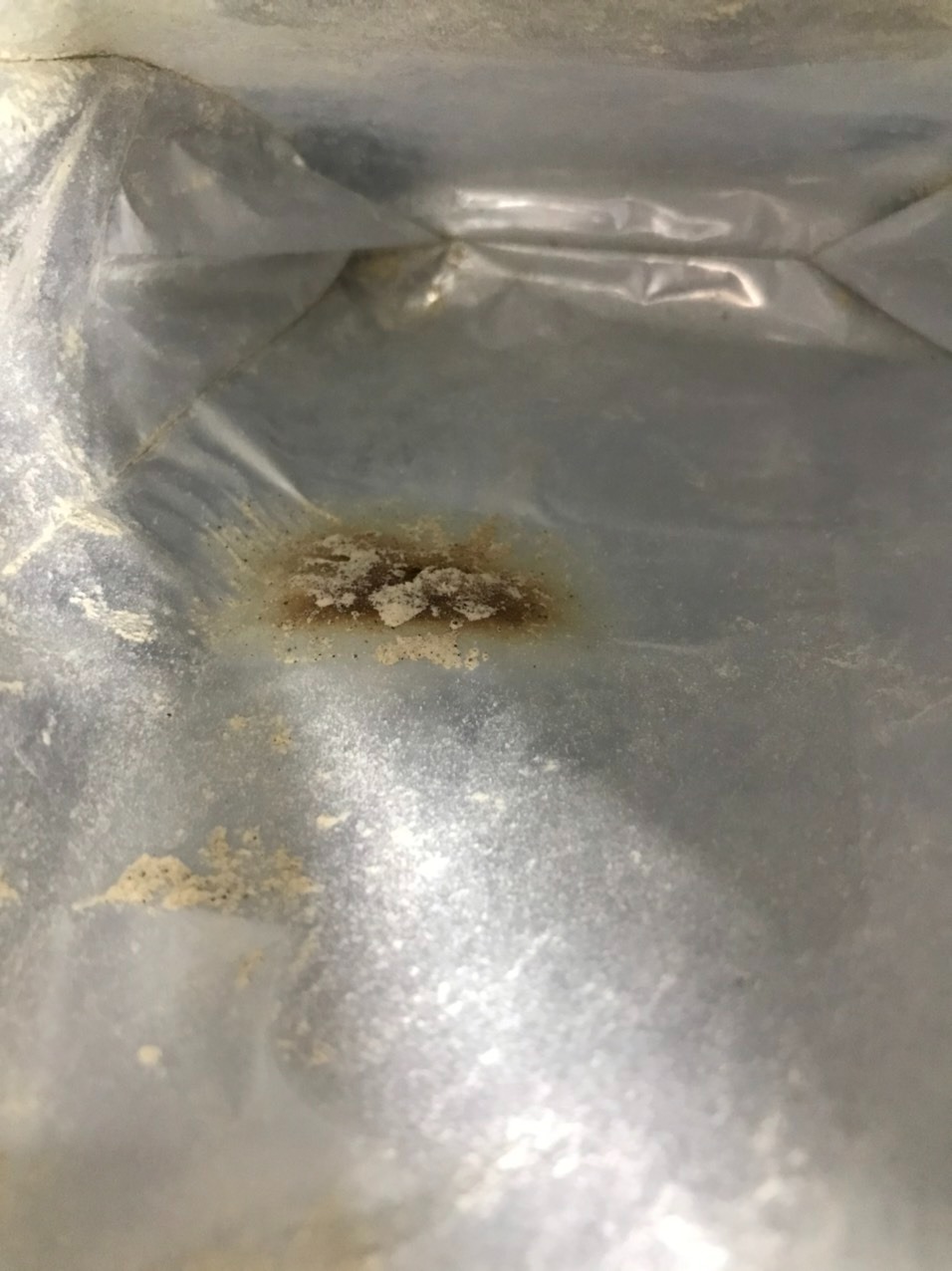 Đóng gói: túi kín, hút ẩm tốt, có thể cải tiến đóng gói thêm một gói silica gel để hút ẩm hoặc cho thêm một cây muỗng thì tốt hơn.

Chất lượng: bột mịn, thơm mùi của đậu, mình xúc một muỗng bỏ vào miệng ăn thì cảm nhận được vị ngọt tự nhiên, thơm và độ béo của đâu. Không thêm đường như mô tả, mình bản thân không thích  đường. Cho 5 sao. 

Vận chuyển: Mình mua hai gói ~ 1kg, không biết vì lí do gì mà thùng tiki bị cháy, cháy vào luôn cả túi, tuy nhiên chất lượng bột không bị ảnh hưởng. Mình mua về đổ vào thùng lớn, không có muỗng nên mình sử dụng muỗng của bột whey [1 muỗng ~33g~1 serving]. Nếu được  Shop cập nhật luôn thành phần dinh dưỡng thì hoàn hảo. 

Giá tầm này thì quá tốt, sẽ quay lại ủng hộ Shop. 
Cảm ơn Shop MS, Tiki và the Best. Thân!