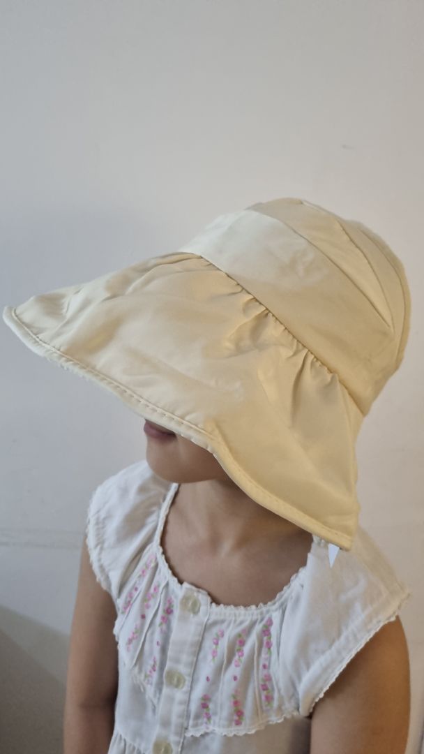 Chất liệu vải đẹp, kiểu như hình, gọng kẽm dễ tạo kiểu theo sở thích, vành bao rộng, phía sau có miếng dán tăng đơ theo size đầu.