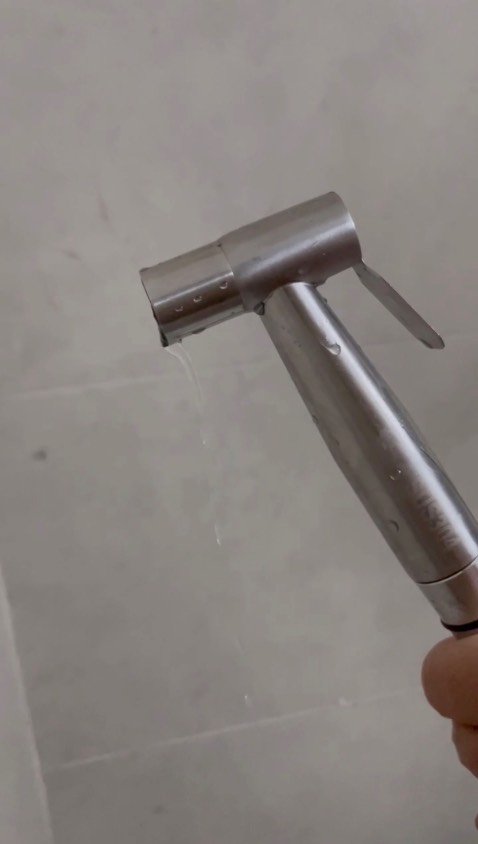 Sản phẩm không dùng được; chảy nước dù không làm gì.
1 sao vì tiki giao đúng hẹn. Quá buồn