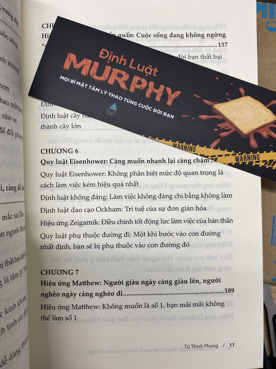 Đang ngủ trưa thì shipper gọi lấy đồ, thì ra là sách đã về. Định mở ra đọc vài trang lướt lướt thì đọc đúng cái định luật Cá da trơn - mình muốn sống thoải mái mà cuộc sống thì lại không theo ý mình, thế là khỏi ngủ trưa nữa luôn. 
Mình đánh giá đây là cuốn sách hay nhất về tâm lý học nhận thức, bởi các hiệu ứng đưa ra rất dễ hiểu, mà sau mỗi phần còn có cả tóm tắt giúp cho mình không bị loãng kiến thức, phần này mình thích nhất vì rất cô đọng. Bên cạnh đó mình ấn tượng với các hiệu ứng như càng sợ sai thì lại càng dễ mắc sai, hiệu ứng Dugan là càng tự tin thì càng thành công,... Các hiệu ứng và quy luật được tác giả Từ Thính Phong viết theo kiểu rất “tây”. Còn định luật Matthew: bạn có bao giờ thắc mắc người giàu thì cứ giàu còn người nghèo thì cứ nghèo chưa? Định luật này sẽ lý giải cho bạn. Tuyệt vời hết nước chấm.