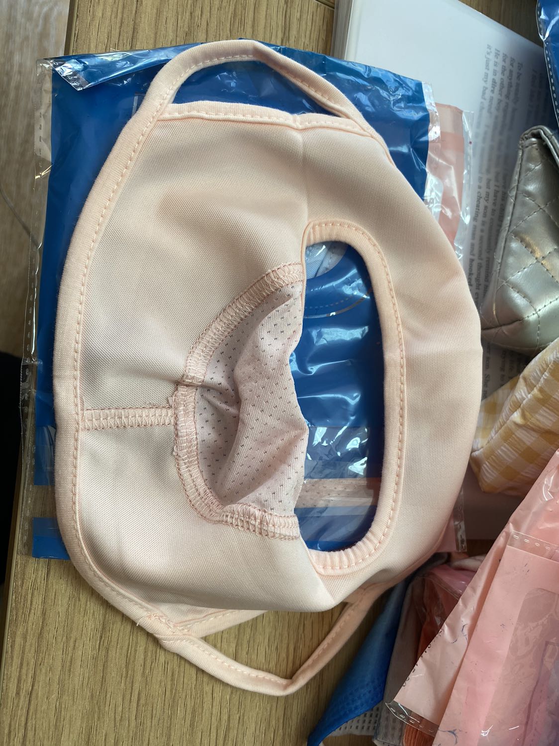 Hàng nhận về không giống như ảnh trên web. Không đeo vào được, chất vải quá xấu