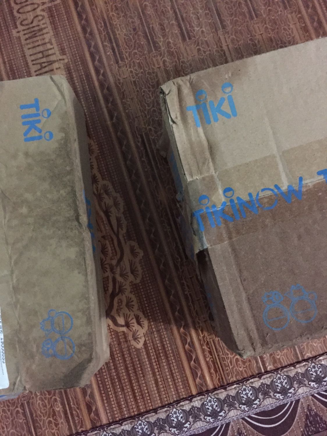 Mong tiki lần sau đóng gói hàng nên cho sách vào trong cái nilong rồi mới cho vào hộp, tránh ướt mưa ntn. Nhân viên giao hàng thái độ rất khó chịu, t2 giao mh k nhận đc  nên mh hẹn t3, cái này đó tiki dự kiến t6. N khi mh nói " a chu y lần sau đừng làm ướt bọc hàng" thì nói "ai bảo lưu kho làm ci, khi gọi nhận liền đi". Lưu kho là có quyền làm ướt bọc hàng của khách hàng ừ. Mong tiki chú ý lần sau ạ