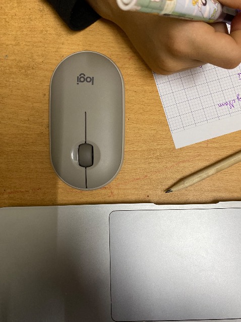 Chuột mượt, bấm nhẹ, hơi mỏng nên lúc đầu dùng cảm thấy hơi hụt hẫng.