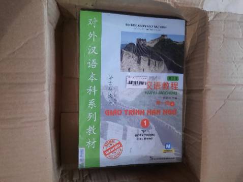 Tiki đợt này giao thùng hàng móp méo quá tr :))) cuốn Hán 3 bị gãy góc như hình. Mặc khác là giao hàng nhanh, đúng hẹn. 5 cuốn đủ bộ, mỗi cuốn còn có mã QR hỗ trợ tự học. Đã học gần hết cuốn 1 qua file pdf, giờ có sách rồi cày thui 😁 chúc các bạn mua sách và cả bản thân mình đạt được thành tích tiếng trung ưng ý nha 😘