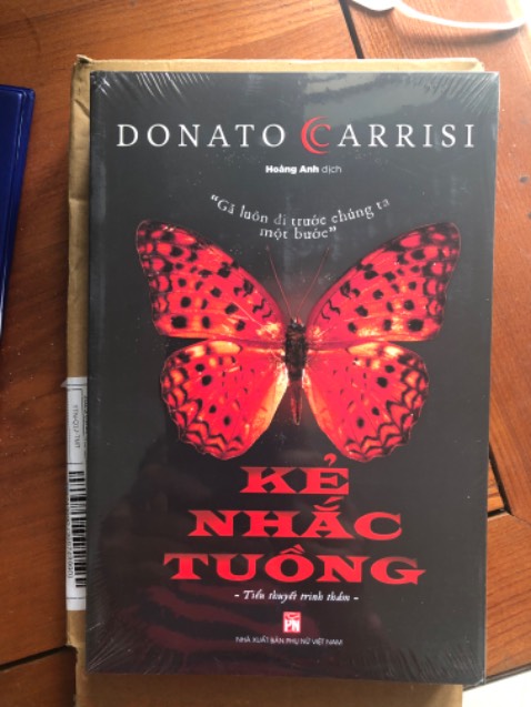Nội dung hay, câu chuyện nhiều nút thắt khiến người đọc khó đoán được diễn biến tiếp theo, đúng với kì vọng về 1 bộ trinh thám kinh điển của Ý. Giao hàng nhanh có bọc cẩn thận nhưng sách có lỗi in lập trang ở trang 5*** nhưng không ảnh hưởng lắm nên vẫn ủng hộ 5 sao ngen.