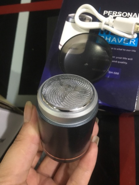 Mình dùng rồi thấy máy chạy êm, máy cạo râu sạch, dễ dàng vệ sinh máy.
Hài lòng với chất lượng sản phẩm và dịch vụ mà shop cung cấp. 5 saoooo, chúc shop bán được nhiều hàng !!!