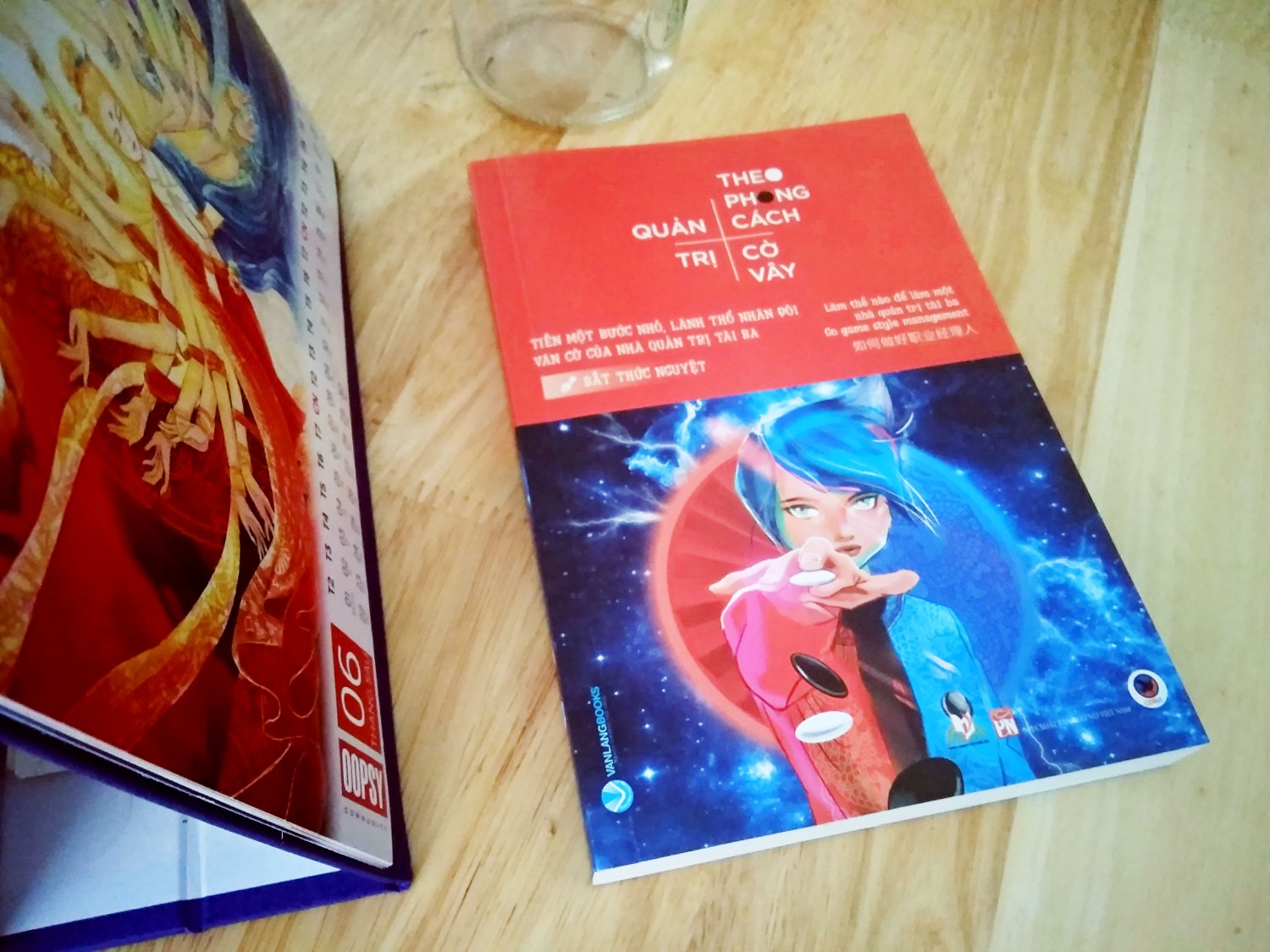 Ra nhà sách rồi thấy bìa sách về ấn tượng quá, thế là lên tiki đặt ngay, thấy Tiki gợi ý thêm 2 cuốn nữa cùng bộ nên đã mua luôn. Sách mới và đẹp lắm nha, màu sắc tươi rói, in khỏi nói cực kì chất lượng, đã thế mùi sách thơm làm mình nhớ đến những ngày xưa hay đi mua truyện tranh vậy, cầm quyển truyện mà hít hà. Mở ra thì nhiều hình vẽ bắt mắt, sinh động và dễ đọc. Qua đấy mới biết từ bàn cờ vây có thể giúp chúng ta rèn luyện tư duy của một nhà quản trị, rất mới mẻ đối với mình - đứa vốn luôn quan niệm khuôn mẫu về quản trị trong kinh tế học hiện đại.
Cảm ơn Tiki rất nhiều vì đã đem cuốn sách này đến cho bạn đọc!