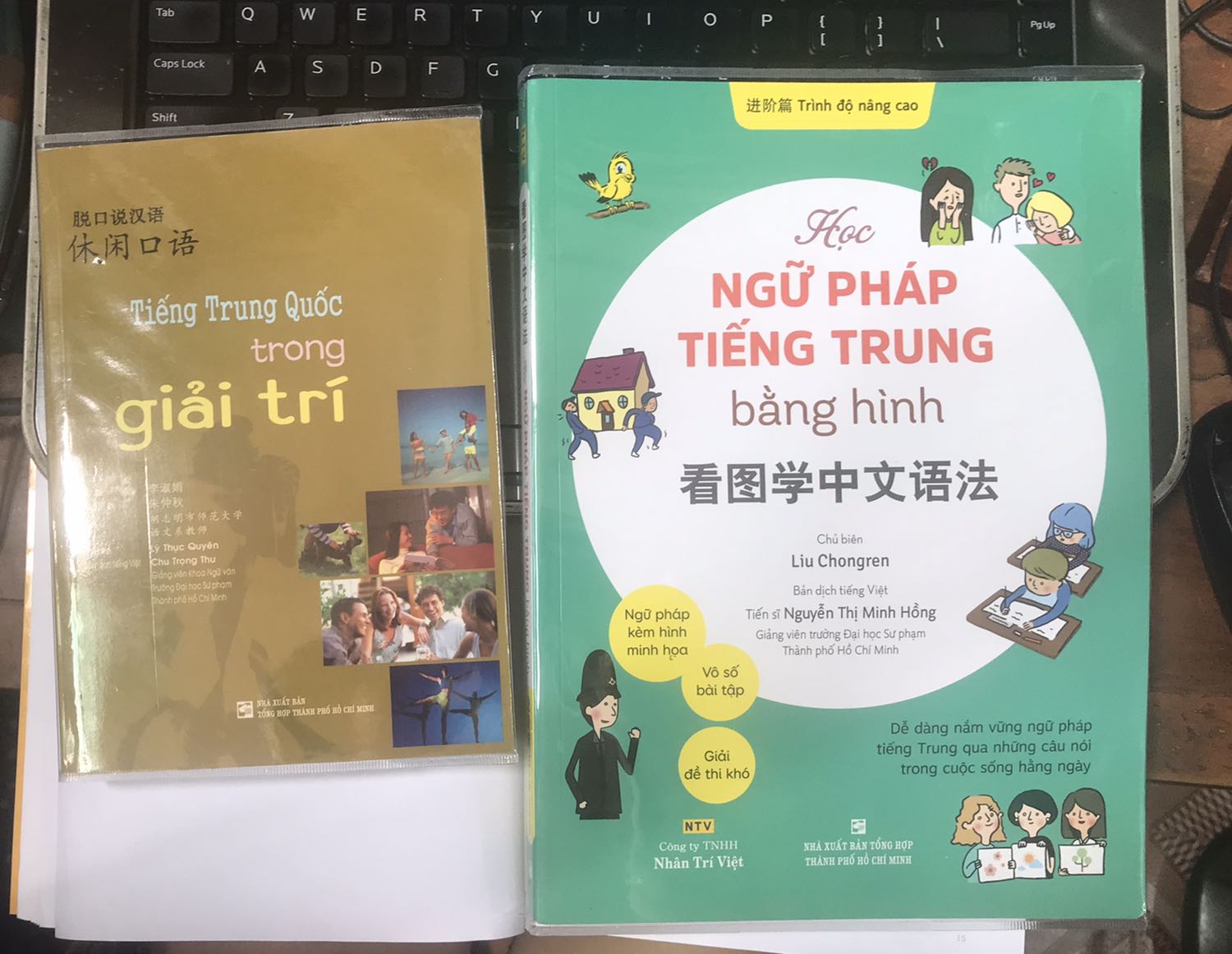 Đã nhận được sách của Tiki, thời gian giao sớm hơn mong đợi! ^_^ Trước giờ đặt sách của Tiki thì luôn luôn hài lòng và yên tâm! Sách mới, có bookmark nên sạch sẽ; đã mua và dùng cuốn 1, nội dung sách rất chất lượng (của Đài Loan), dùng để củng cố và nắm vững ngữ pháp tiếng Hoa, cũng là 1 tài liệu tham khảo tốt cho việc giảng dạy; chỉ có điều sách rất … hiếm tiếng Việt (cuốn 1 cũng vậy) nên người dùng chí ít cũng phải có vốn từ cơ bản (HSK3 trở lên) thì sẽ đỡ mất thời gian … ngâm cứu! ^^
