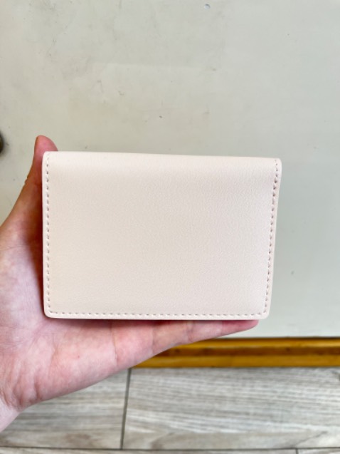 Xuất sắc mấy bà ơii hết nước chấm luôn nha ví dùng hằng ngày rất oce nha có ngăn bỏ tiền bỏ thẻ luôn đi chơi chỉ cần bỏ vào túi rất gọn nha mấy bà🥰