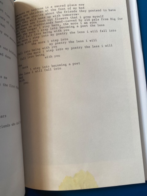 Sách còn có seal nữa, FHS giao hàng lúc nào cũng bọc cẩn thận chống sốc rất ưng. Nội dung chưa đọc nhưng được bạn mình share cho 1 số trang trong sách... thật sự mê luôn! Vừa vintage vừa phá cách.. những vết mực lem, font chữ đánh máy cổ xưa.. nhiều thứ xinh xỉu. Nói chung là mê lắm 🧡🍊