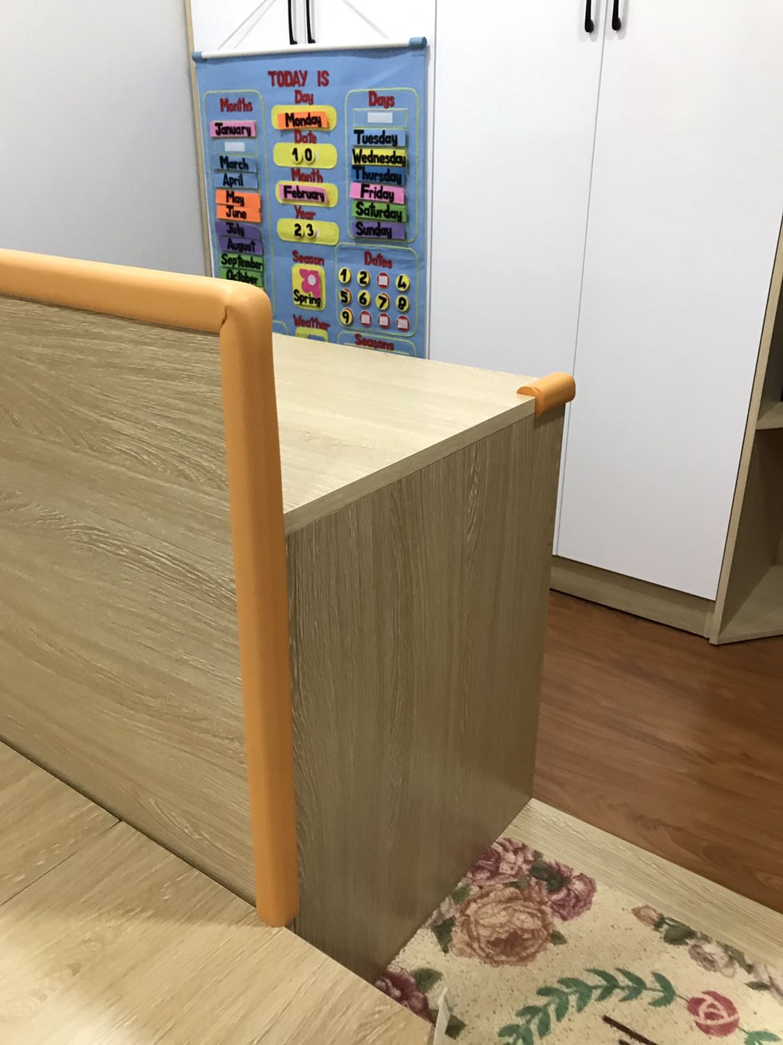 Cho shop 4*
Mút xốp như hình mô tả. Băng keo shop gửi kèm dùng được. Nếu các bạn muốn loại tốt hơn thì có thể dùng băng keo giấy 2 mặt hoặc loại 3M. 
Để dán được thẳng và đều, mình khuyên dán theo 2 cạnh trong của mút, sau đó vừa tháo giấy vừa dán từng cạnh để đều nhé.