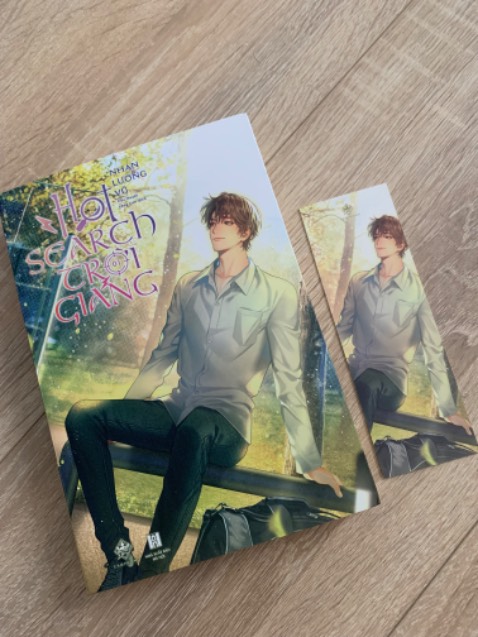 Update: Tiki có liên hệ đổi cuốn khác ko lỗi cho mình, quá trình đổi trả nhanh chóng, nhưng mình ko xoá dc 2 ảnh cũ chụp cuốn bị lỗi 😂 hỗ trợ có thấy thì ẩn giúp mình nha , thank you!

Sách design bìa xinh, nội dung ok, có cái full phải 5 tập, dịch vụ cskh ok xử lý khiếu nại nhanh gọn, giao hàng nhanh, đóng gói tốt hơn rất nhiều so với ngày trc 🌹🌹🌹