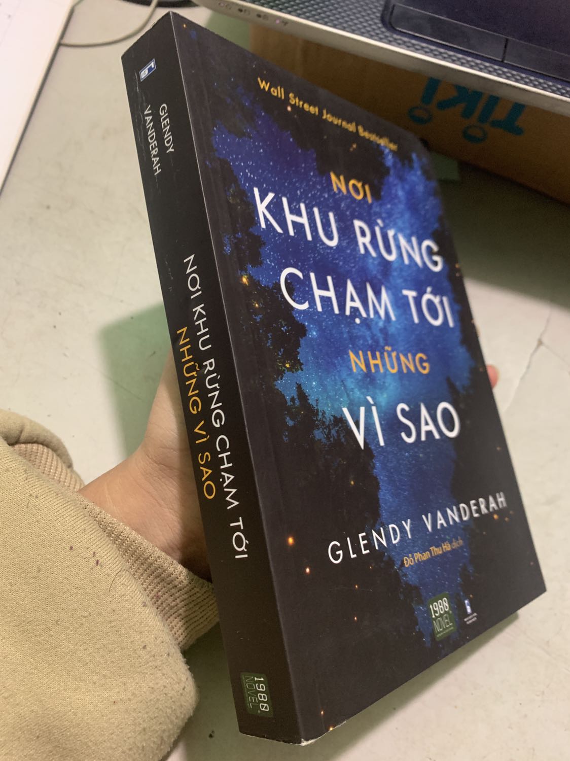 Nội dung sách mình thấy k quá xuất sắc. Nhưng ý tưởng mỗi nv trong câu truyện đều mg nỗi đau tinh thần và đc chữa lành trong quá trình tìm kiếm 5 điều kì diệu của cô bé “ng ngoài hành tinh” khá hay. Mình mua đợt hội sách cuối năm vs giá 80k. Mn có thể tham khảo.