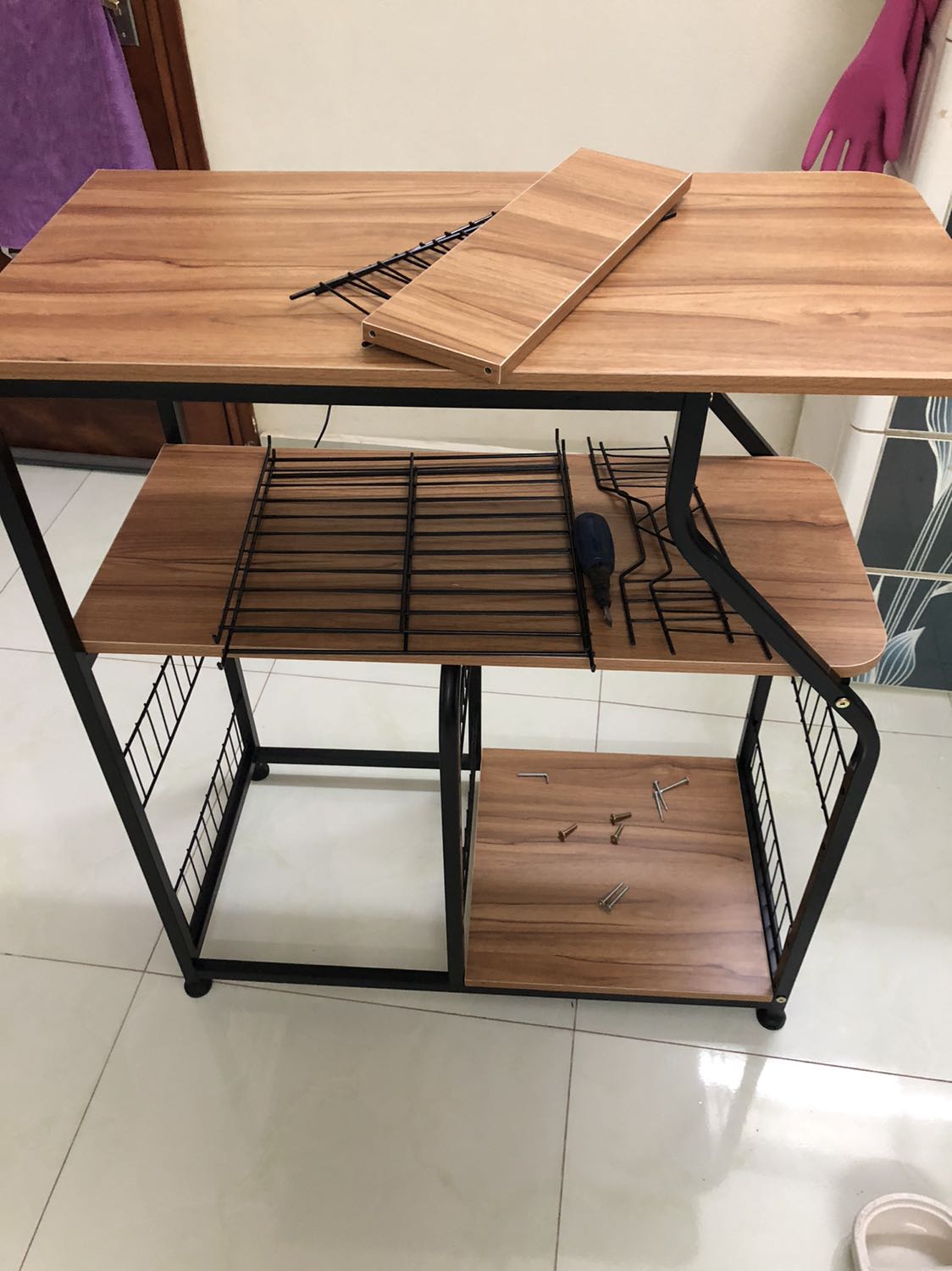 Tiki ơi ! Bao giờ mới có người đến mang nốt đồ bị thiếu của kệ vậy ! Muốn dùng quá rồi ak ! Hàng giống hình nhưng thiếu đồ . Tiki khắc phục sớm cho mình nhé