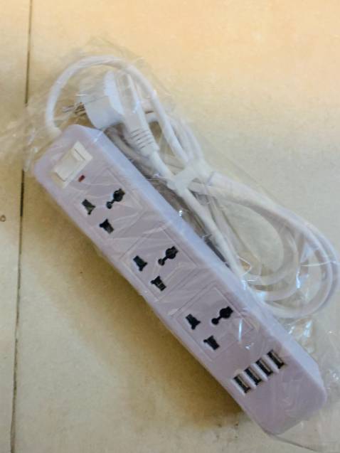 Ổ cắm tốt - nhựa dày và chắc - bền chứ ko giòn như mấy ổ cắm mua bên ngoài - dây đồng dày,dây cắm dài 2m nên khá thoải mái. ổ dài 3 ngăn, 4 cái lỗ cắm usb ok - sạc điện thoại được. nói chung khá hài lòng, dùng chưa biết bền đến bao giờ, nhưng như này nhận hàng thì ưng rồi!!