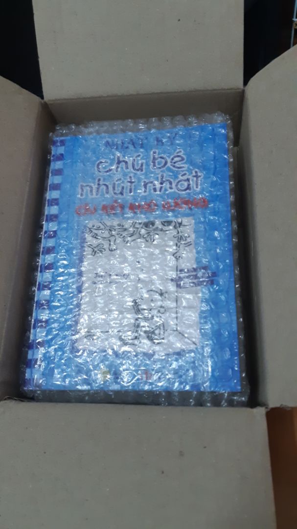 Shop đóng gói siêu cẩn thận, sách đc bọc bằng nilon bóng nổ, còn thơm mùi giấy mới. Thanks shop!