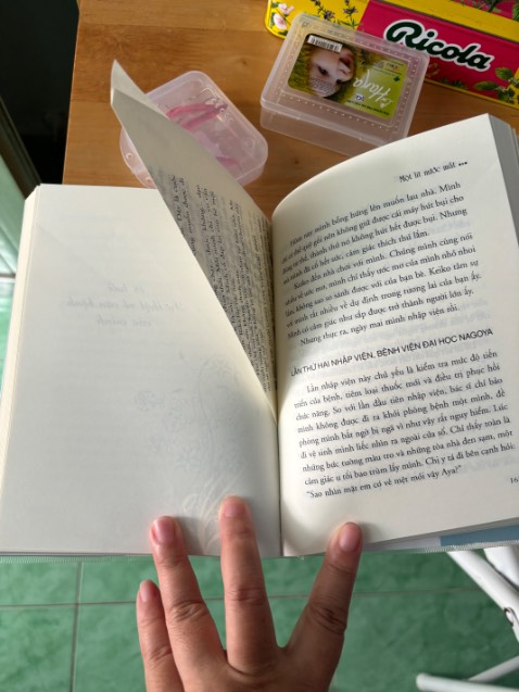 Nhà tôi cần mua, đang rất thích đọc nên chấp nhận đặt giao nhanh 2h với mức phí giao cao, yêu thích sách nên dùng book care bọc sách. Kết quả giao 1 quyển sách hư, bị dính trang, cái này lúc bọc sách đang lẽ phải thấy rồi. Kết quả báo, chờ 1 ngày đến thu hồi xong bảo đợi 5-7 ngày làm việc sẽ giao sách mới. Mất lòng tin với mua sách online qua Tiki . Sau khi đánh giá trên trang thì về nhà 2h sau thấy giao nhanh 2h sản phẩm đến